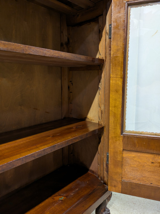 Vanha vitriinikaappi 