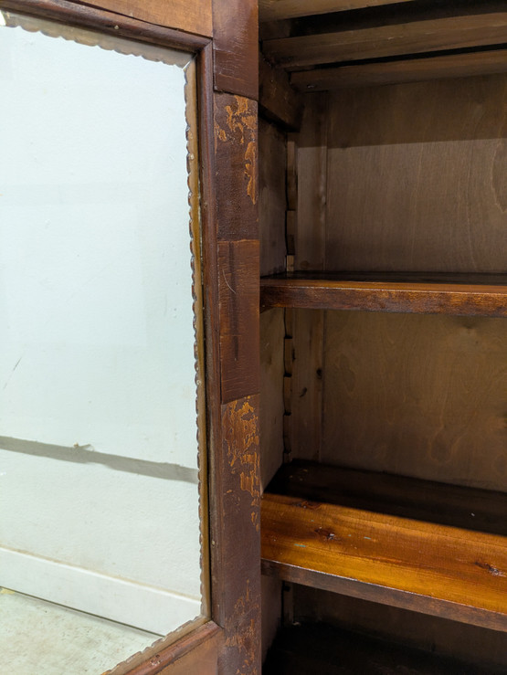 Vanha vitriinikaappi 