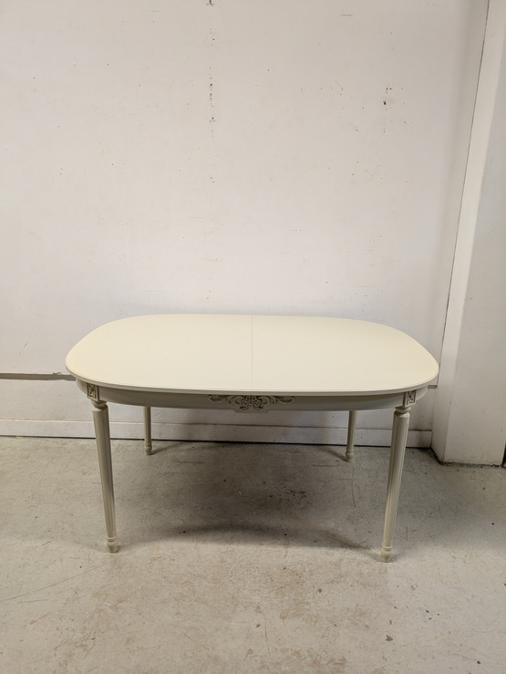 Kustavilainen ruokapöytä 