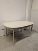 Kustavilainen ruokapöytä 