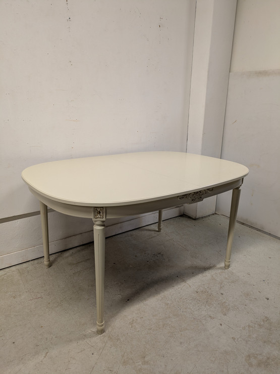 Kustavilainen ruokapöytä 