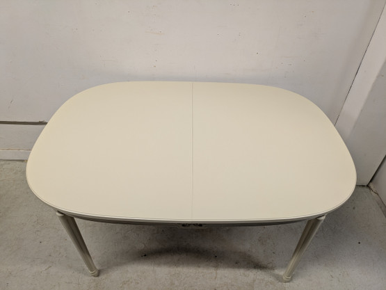 Kustavilainen ruokapöytä 