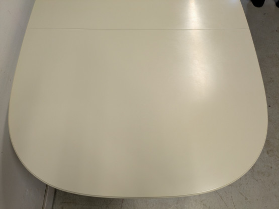 Kustavilainen ruokapöytä 