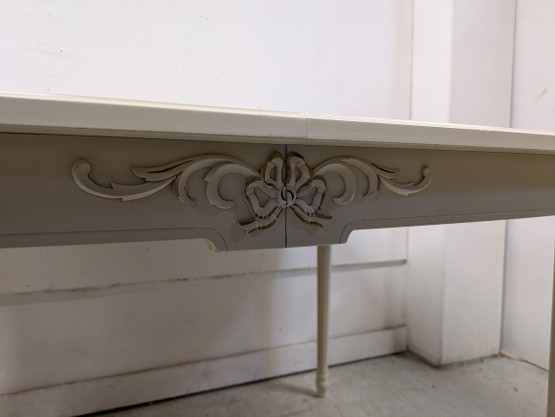 Kustavilainen ruokapöytä 