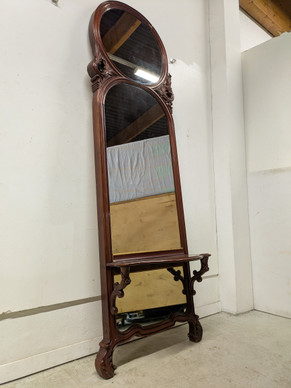 Antiikki trymoo peili