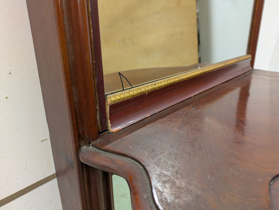 Antiikki trymoo peili