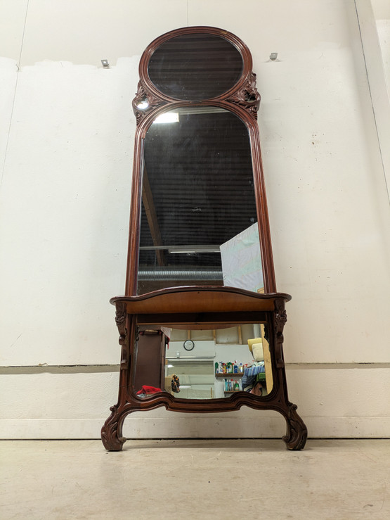 Antiikki trymoo peili