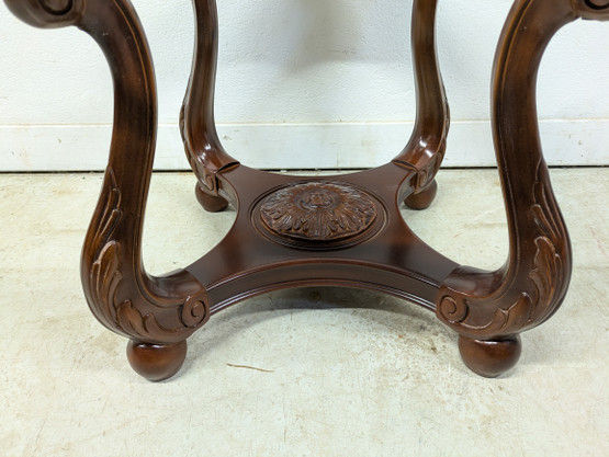 Klassinen pyöreä sohvapöytä 