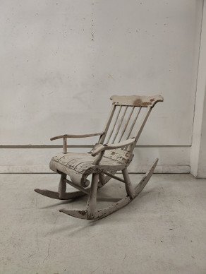 Rustiikkinen antiikki keinutuoli 