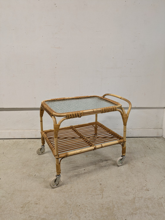 Vintage rottinkinen tarjoiluvaunu