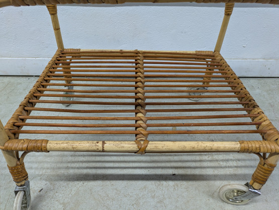 Vintage rottinkinen tarjoiluvaunu