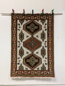 Käsinsolmittu matto 