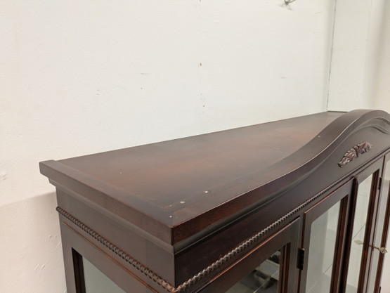 Upea Hepplewhite vitriinikaappi 