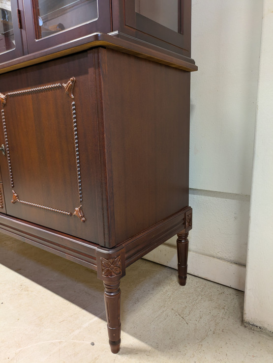 Upea Hepplewhite vitriinikaappi 