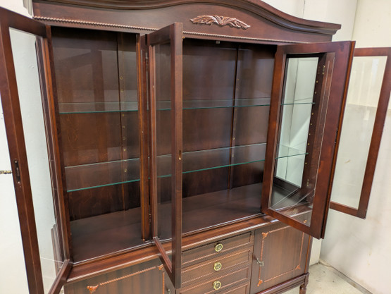 Upea Hepplewhite vitriinikaappi 