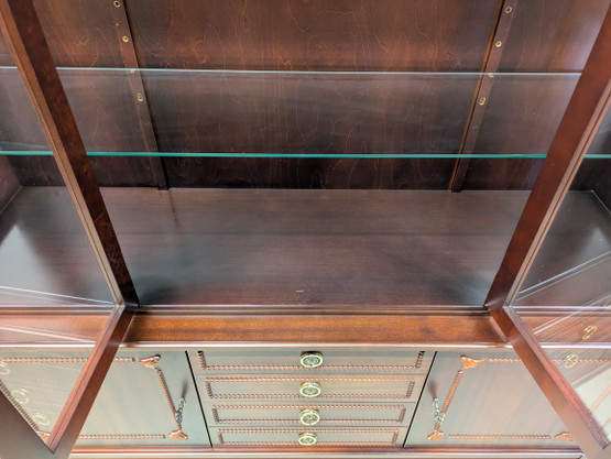 Upea Hepplewhite vitriinikaappi 