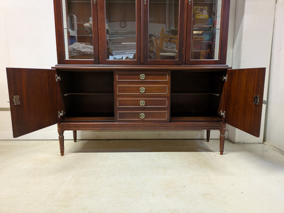 Upea Hepplewhite vitriinikaappi 