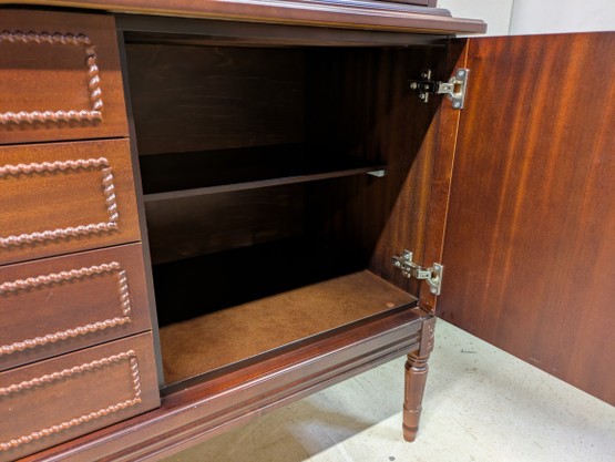 Upea Hepplewhite vitriinikaappi 