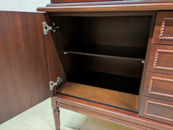 Upea Hepplewhite vitriinikaappi 