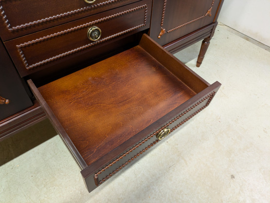 Upea Hepplewhite vitriinikaappi 