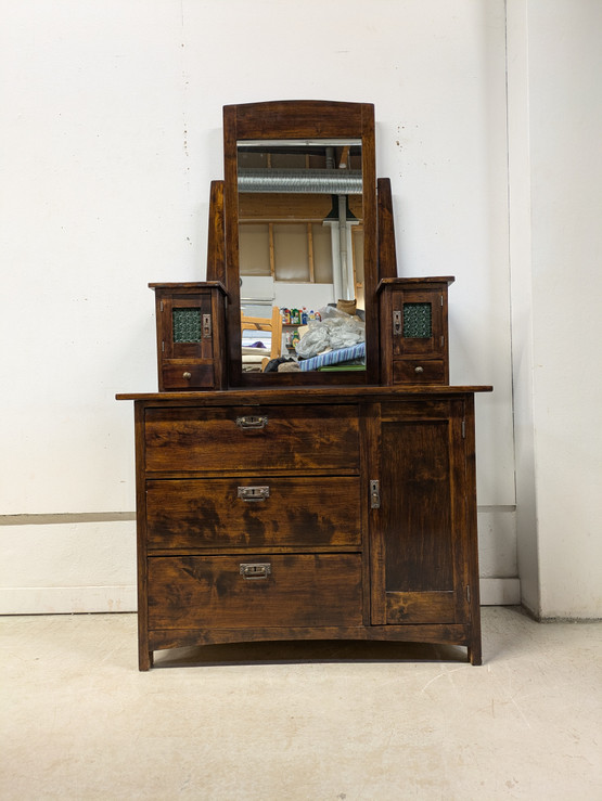 Kunnostettu vanha peilikaappi 