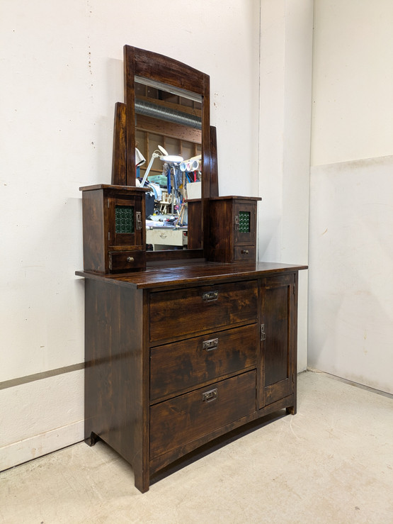 Kunnostettu vanha peilikaappi 