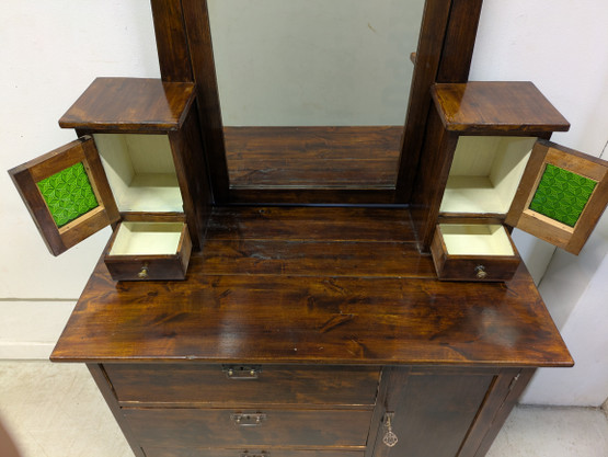 Kunnostettu vanha peilikaappi 