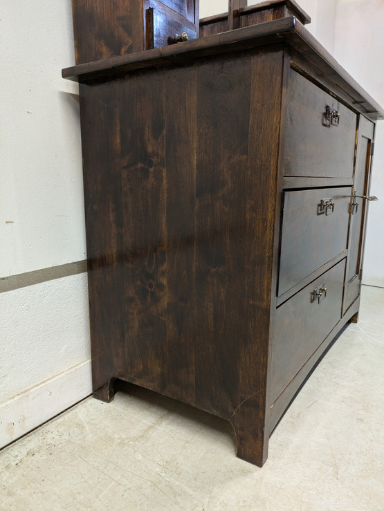 Kunnostettu vanha peilikaappi 