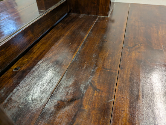 Kunnostettu vanha peilikaappi 