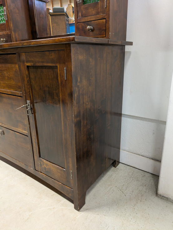 Kunnostettu vanha peilikaappi 