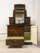 Kunnostettu vanha peilikaappi 