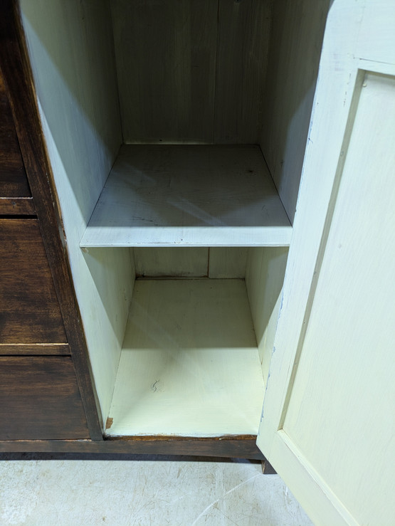 Kunnostettu vanha peilikaappi 