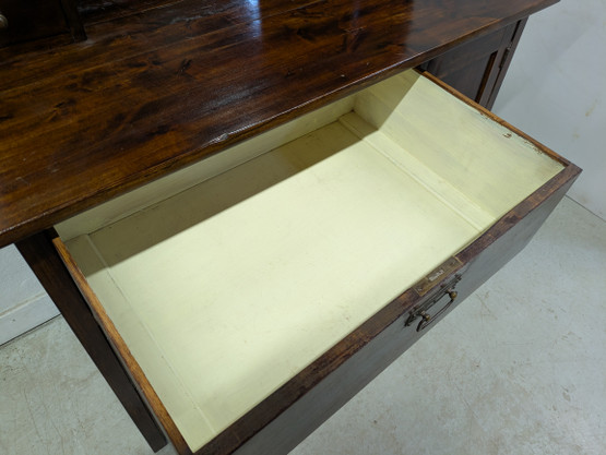 Kunnostettu vanha peilikaappi 