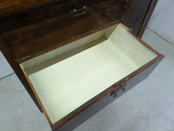 Kunnostettu vanha peilikaappi 