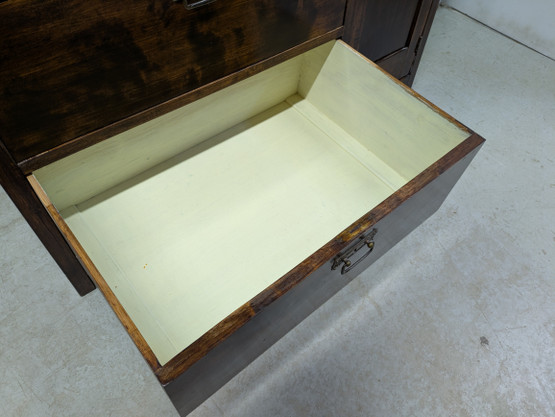 Kunnostettu vanha peilikaappi 