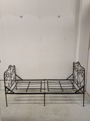 Taitettava vanha rautasänky