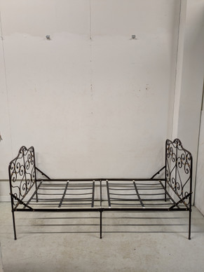 Taitettava vanha rautasänky