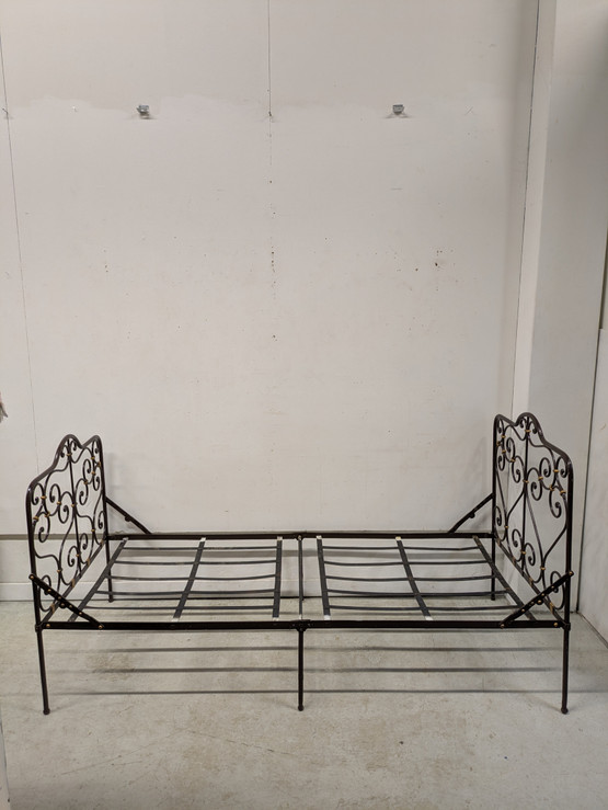 Taitettava vanha rautasänky