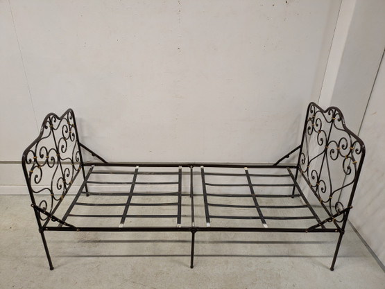 Taitettava vanha rautasänky