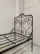 Taitettava vanha rautasänky