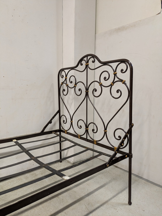 Taitettava vanha rautasänky