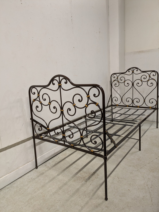 Taitettava vanha rautasänky