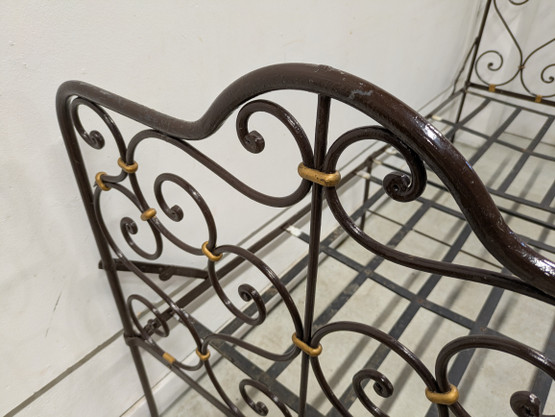 Taitettava vanha rautasänky