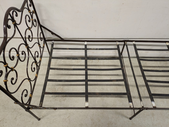 Taitettava vanha rautasänky