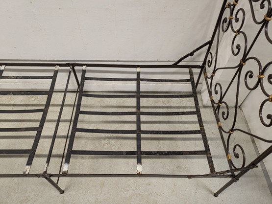 Taitettava vanha rautasänky