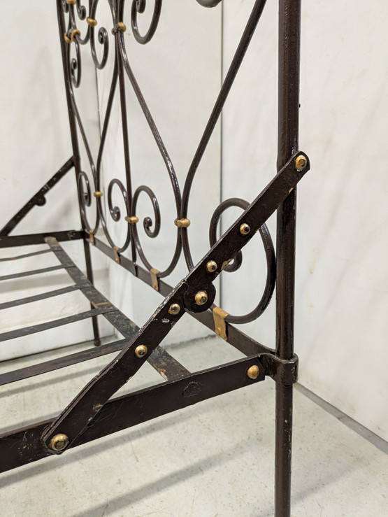 Taitettava vanha rautasänky