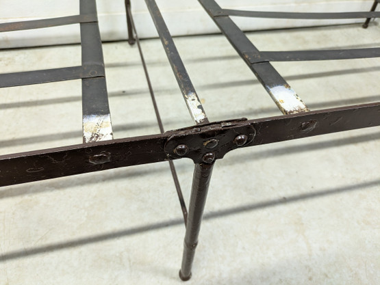 Taitettava vanha rautasänky