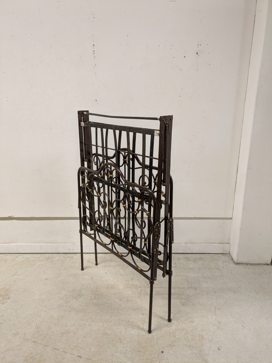 Taitettava vanha rautasänky