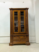 Klassinen vitriinikaappi 