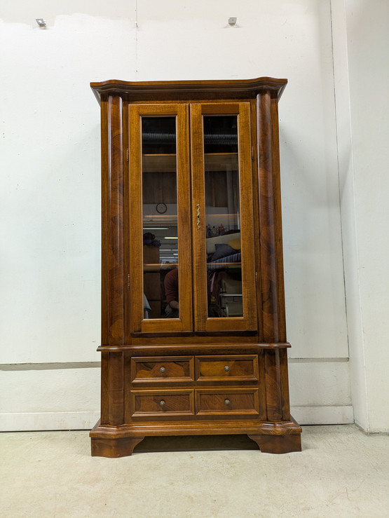 Klassinen vitriinikaappi 